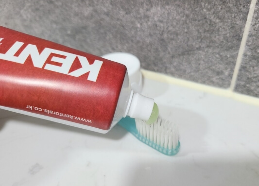 치약 짜는 사진