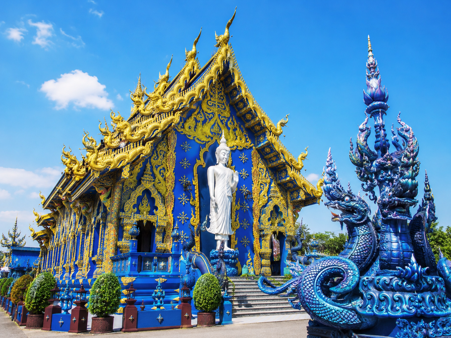 치앙라이 블루템플 Wat Rong Suea Ten 내부와 외관