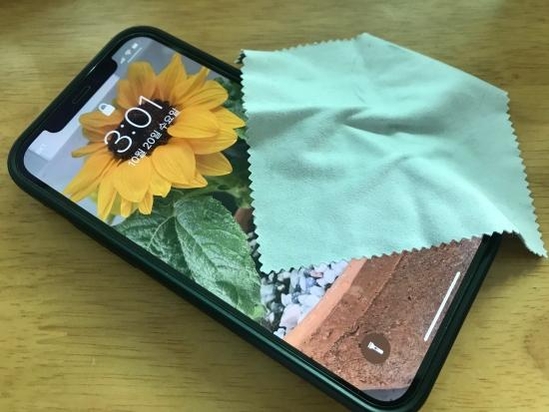 휴대폰 화면에 지문이 잘 남는 이유 &ndash; 피지와 표면 구조