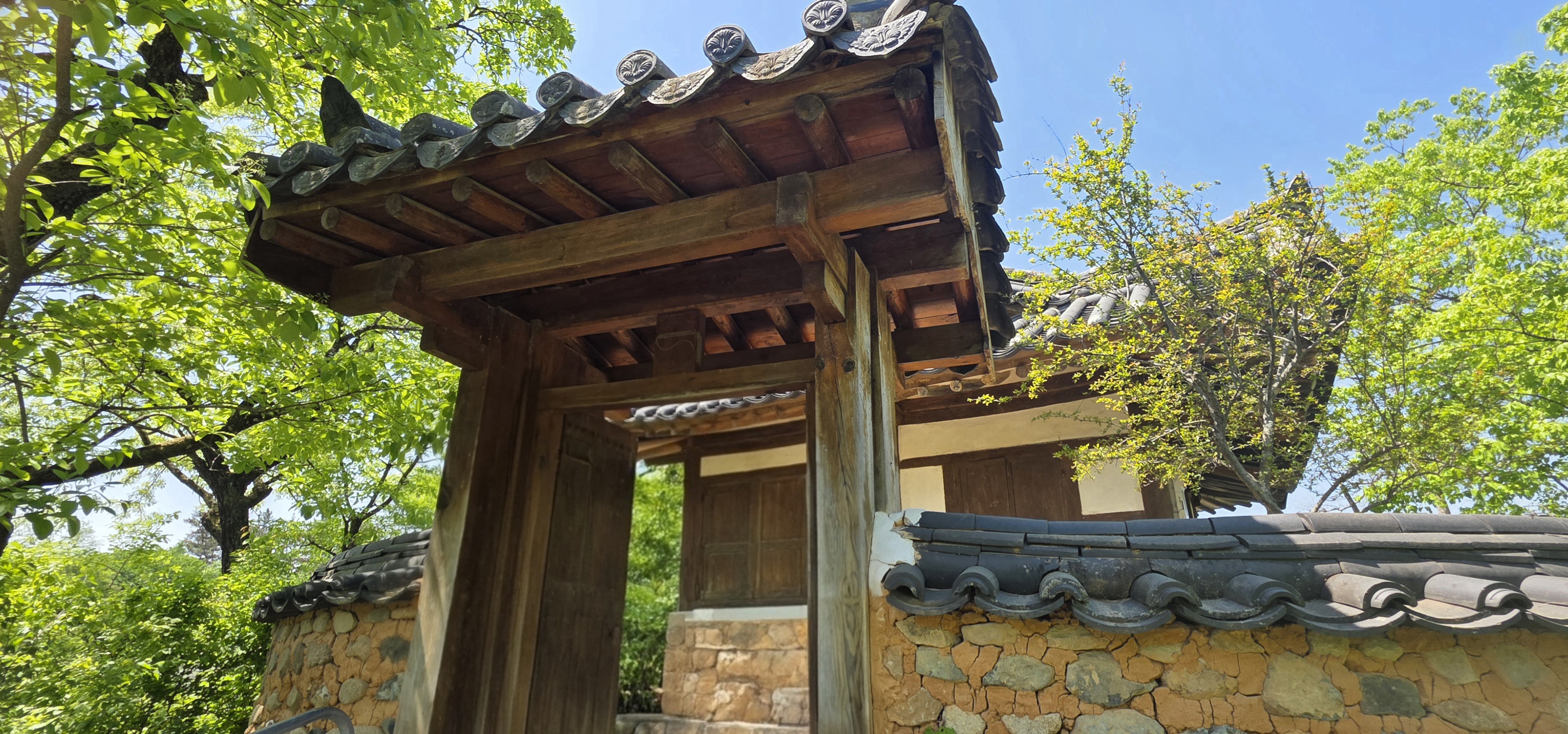 완재정 입구문
