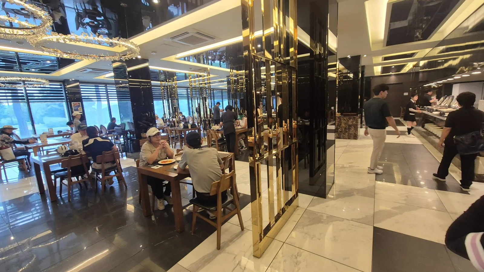 클럽하우스 식당 내부 전경 &ndash; 여유로운 좌석과 고급스러운 인테리어