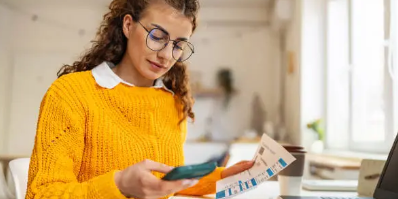 꼼꼼하게 통장을 비교하는 청년