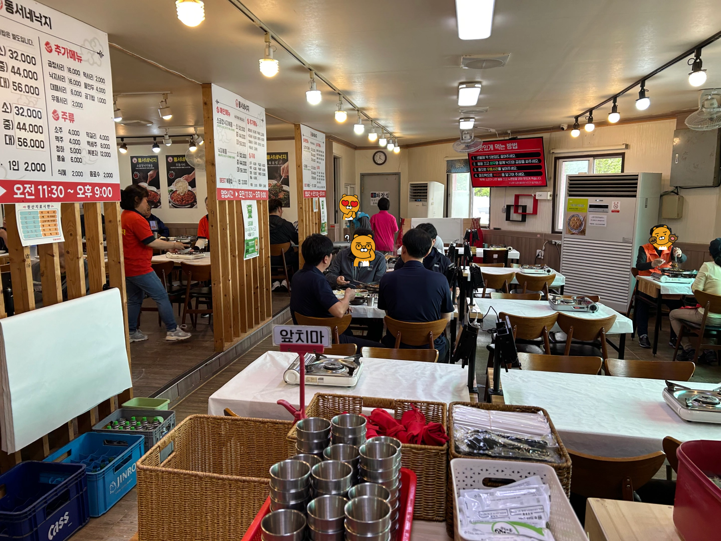 식당 내부의 모습을 보여주는 이미지