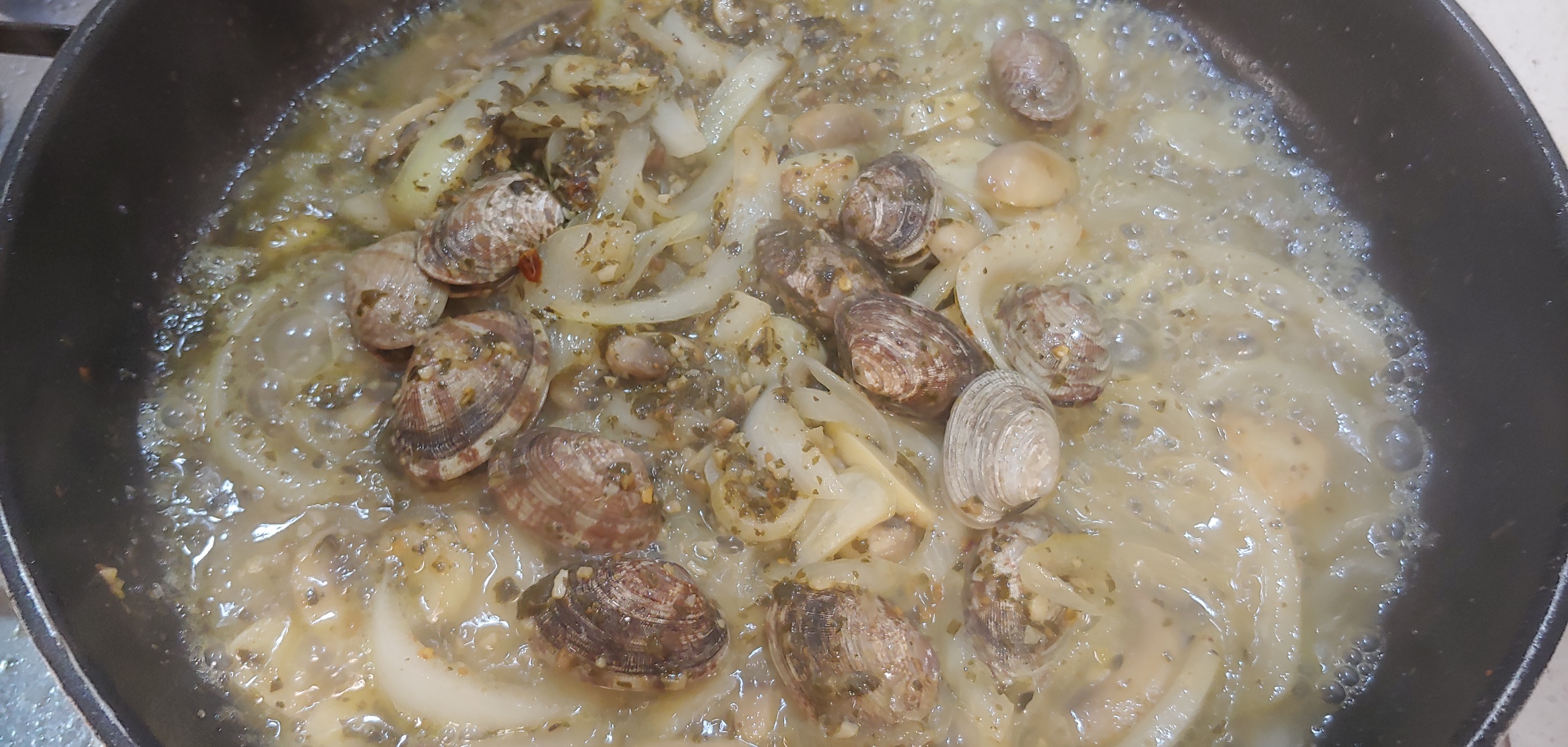 전 바지락을 화이트와인과 삶을 때 나오는 이 육수가 너무 맛있어서 면수도 추가해 풍족한 소스를 즐깁니다.