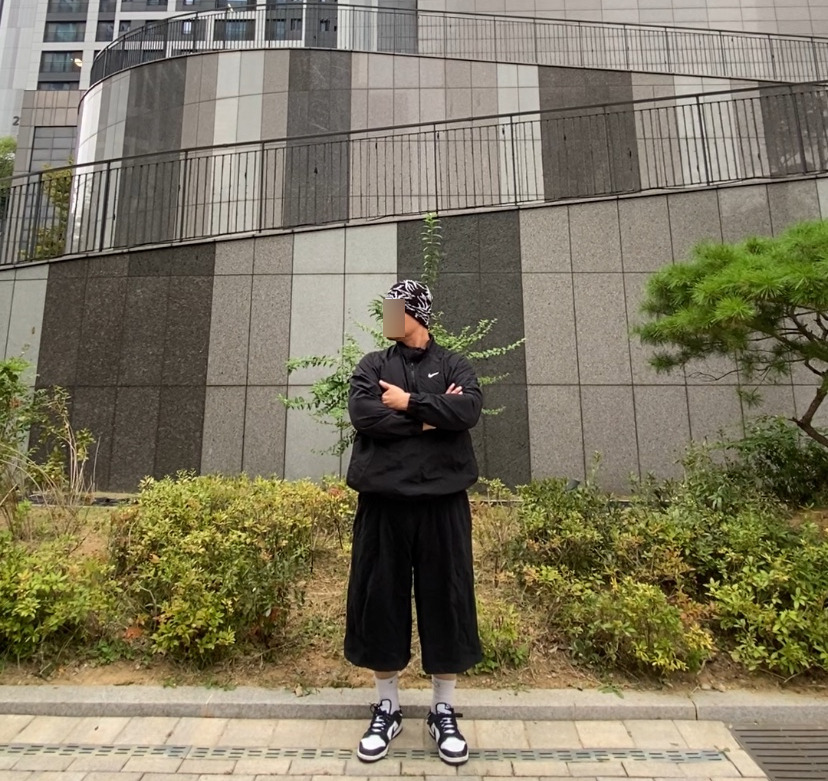데일리룩('26. 9. 15.)팍스 브랜치 자카드 비니, 나이키 스투시 나투시 아노락, 무신사스탠다드 무신사 와이다 버뮤다 팬츠, 나이키 삭스 양말, 나이키 덩크로우 레트로 범고래