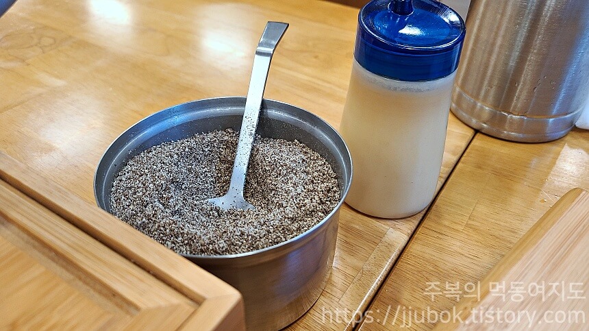 별미뼈해장국-신기점-들깨가루-소스