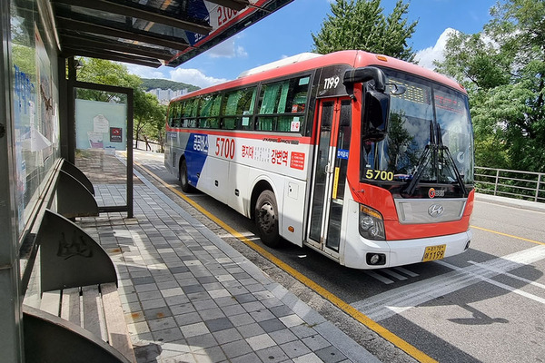 내가 예약한 광역버스가 정류장에 들어오고 있다