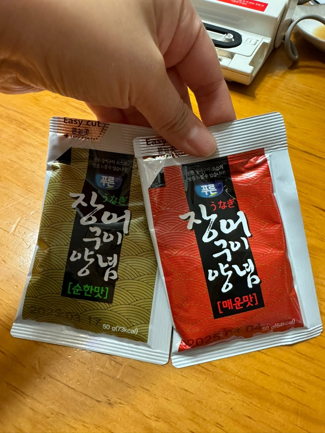 자연산 민물장어 가격이 너무 좋아요~ 자연산 장어는 자주 접하지 못하는 거 같은데 큰 이유가 아무래도 비싼 가격이 아닐까 행각해요~ 그런데 이게 웬걸 가격이 너무 좋았고 맛이 얼마나 쫀득거리는지 안 먹어본 사람은 절대 모르는 그 식감이 있어요. 그럼 민물장어와 바다 장어 차이와 왜 민물장어가 비싼지도 궁금하겠지요? 내 돈 내산후기!