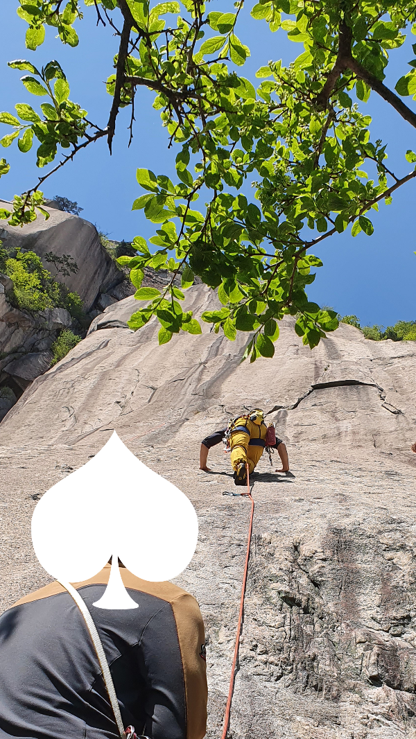 항상 등반자의 모습을 보면서 안전에 대비해야 합니다.
