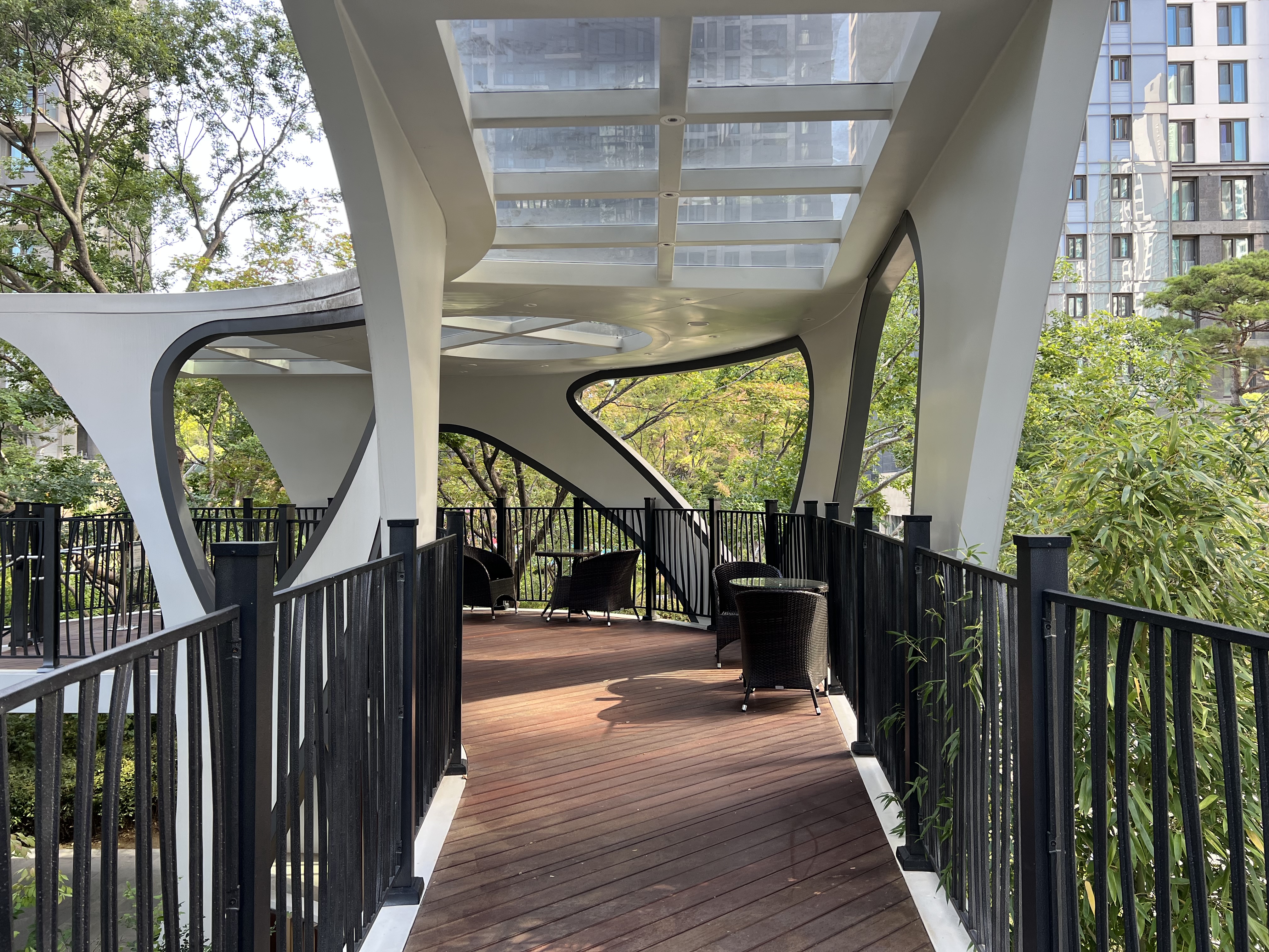 티 하우스 2층 공중 산책로 내 휴게공간