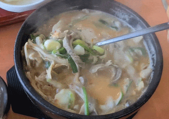 창원 맛집 장수촌24시돼지국밥 창원1호점 섞어국밥은 찐한 사골진국속에 고기&amp;#44; 내장 건더기가 푸짐하게 들어있습니다