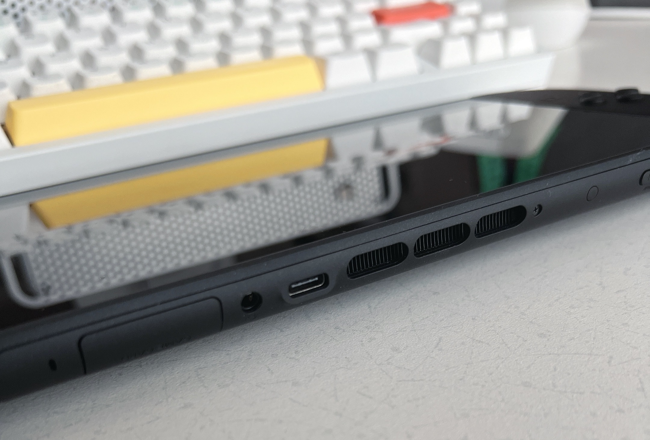 상단 카트리지 슬롯 및 추가 USB-C 포트 사진