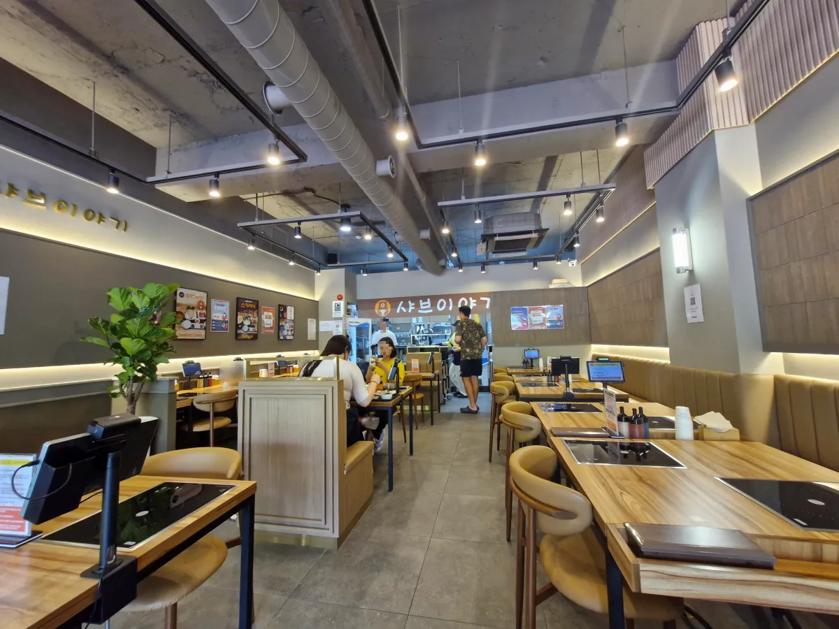 샤브이야기-내부-인테리어-식탁-의자