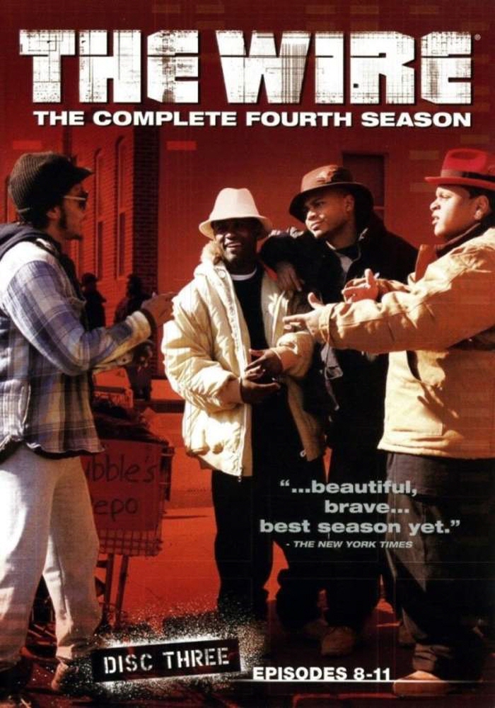 "HBO 드라마 '더 와이어' 시즌4 공식 포스터. 붉은색 배경 속 거리에서 모자를 쓴 네 명의 인물이 대화하는 장면이 담겨 있다. 하단에는 'DISC THREE, EPISODES 8-11'이 표기되어 있으며, 뉴욕 타임즈에서 '가장 아름답고 용감한 최고의 시즌'이라는 극찬이 포함되었다."