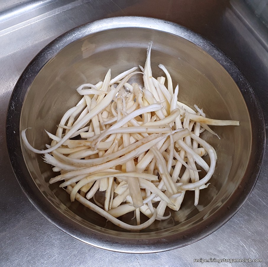 도라지나물에 들어갈 도라지를 적당한 크기로 손질해서 양푼에 담아둔 사진