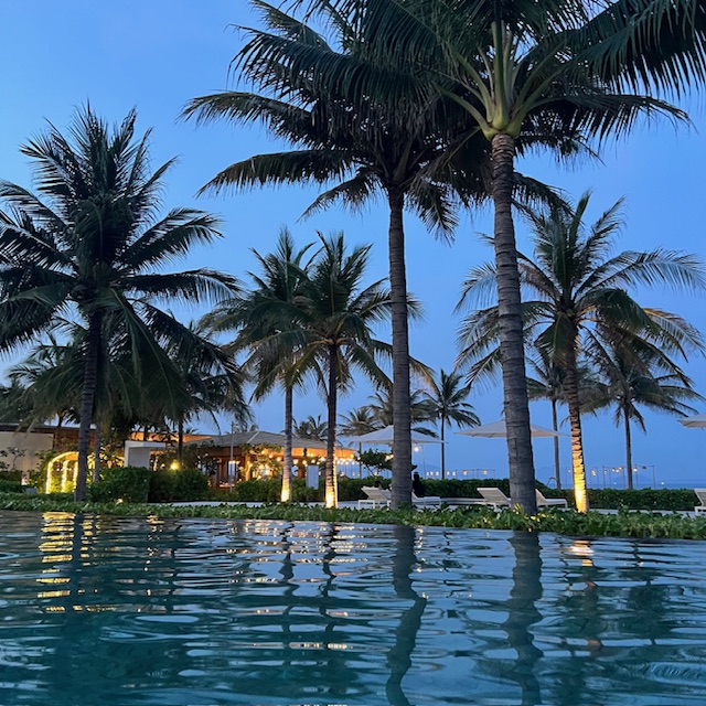 알마리조트 메인풀 해지는 풍경