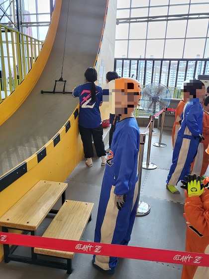 놀이시설 대기중인 아이