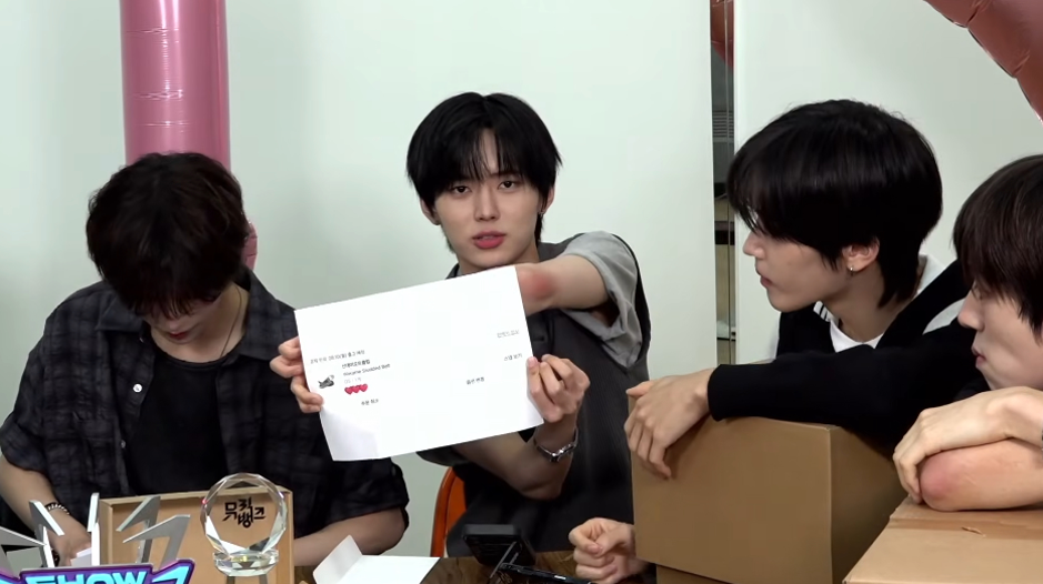 소속사 대표에게 음방 첫 1위 기념 선물을 받았다는 남돌.jpg