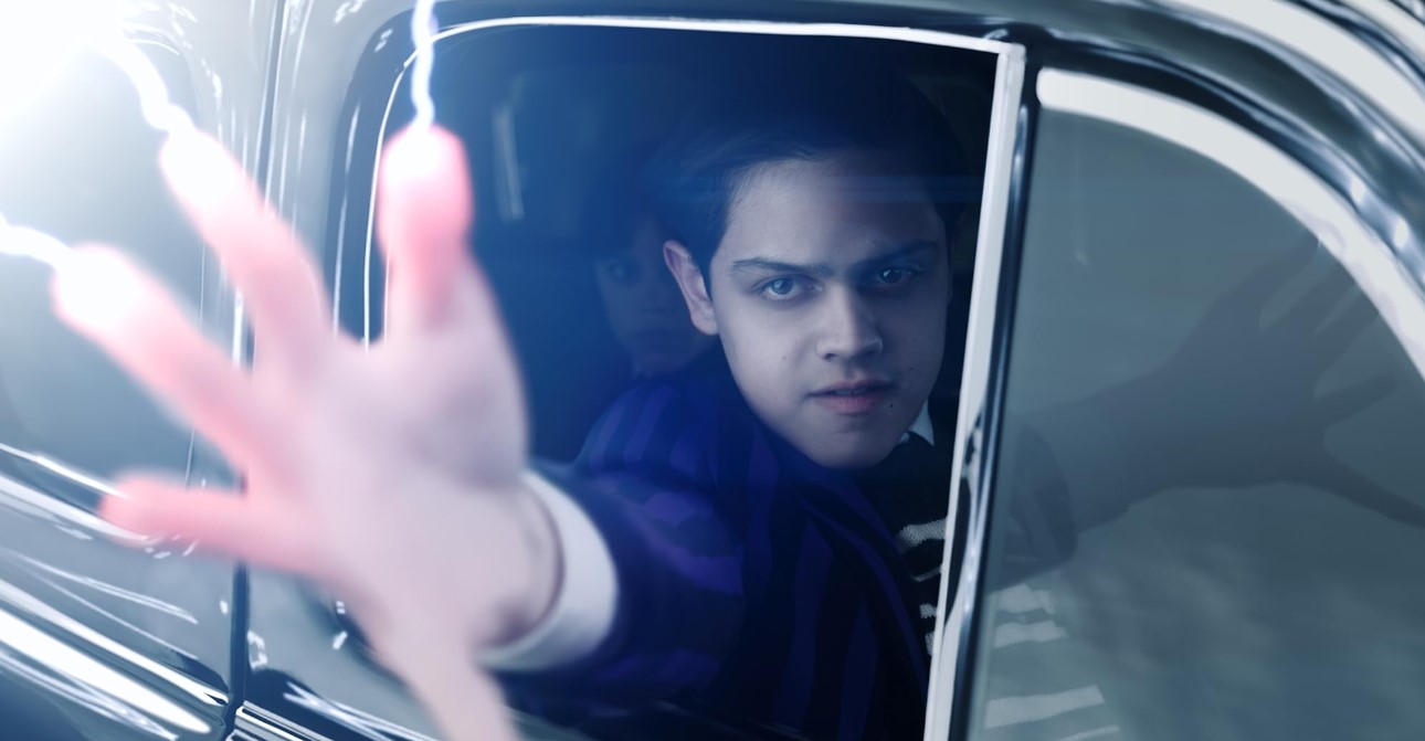 넷플릭스 웬즈데이 시즌2 캐릭터 퍽슬리 아담스 역의 아이작 오도네즈 &ndash; 자동차 창문 밖으로 손을 뻗는 장면