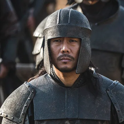 병사들을 배경으로 검은 갑옷과 투구를 쓴 아라문의 검 상갈 캐릭터