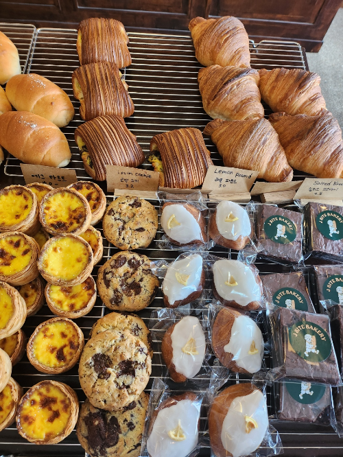 제이사이트 진열대 인기 빵 모음-소금빵과 크루아상, 에그타르트 , 레몬파운드와 쿠키, 브라우니 진열