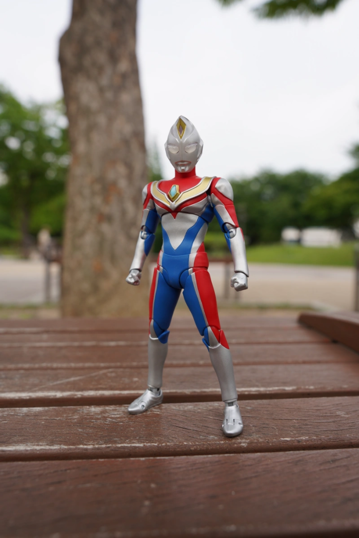 야외-공원에서-풀프레임-미러리스카메라로-피규어를-촬영한-사진1