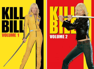 한 여성이 긴 칼을 들고 서있다.