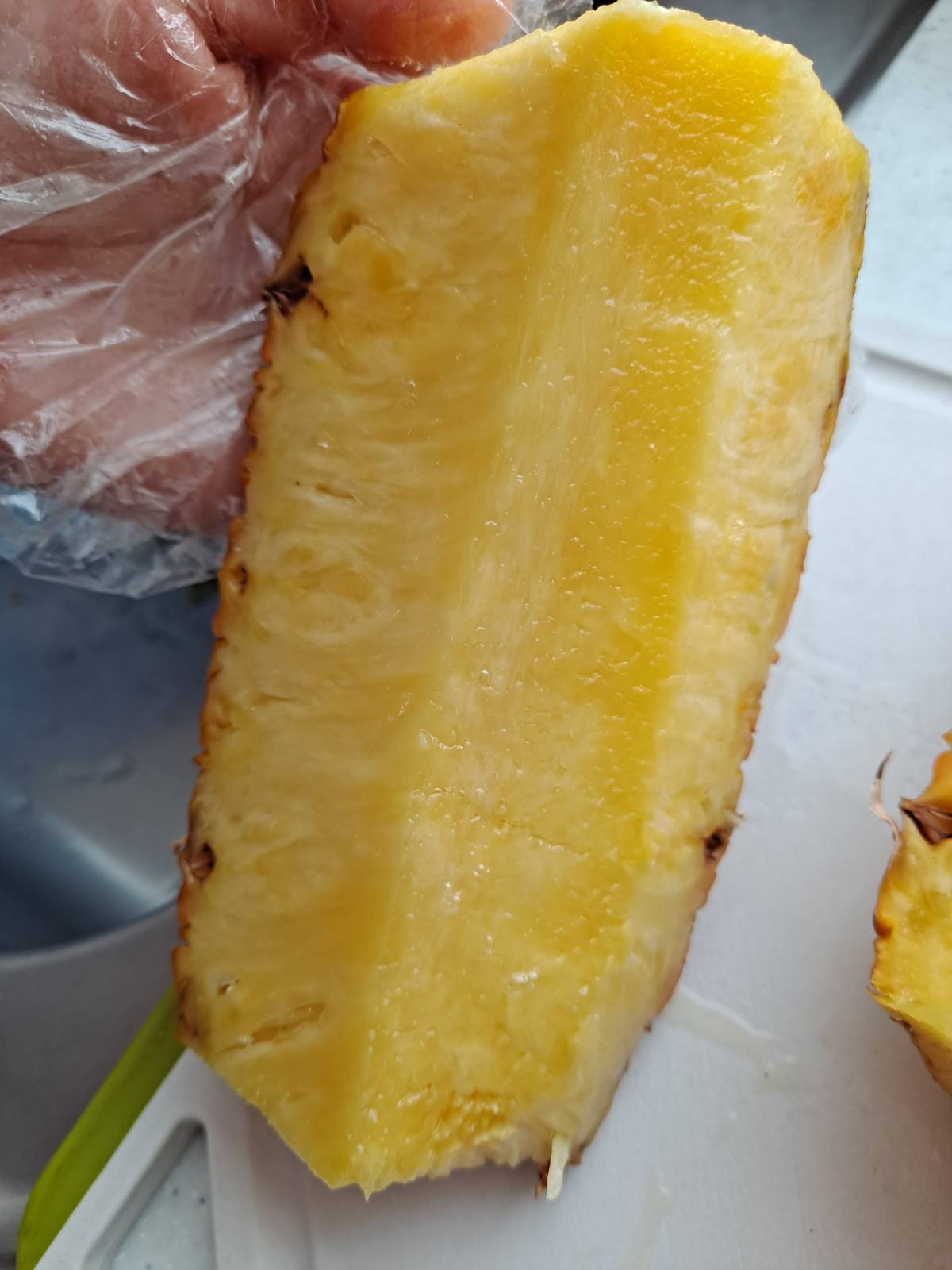 파인애플 심 제거 완료