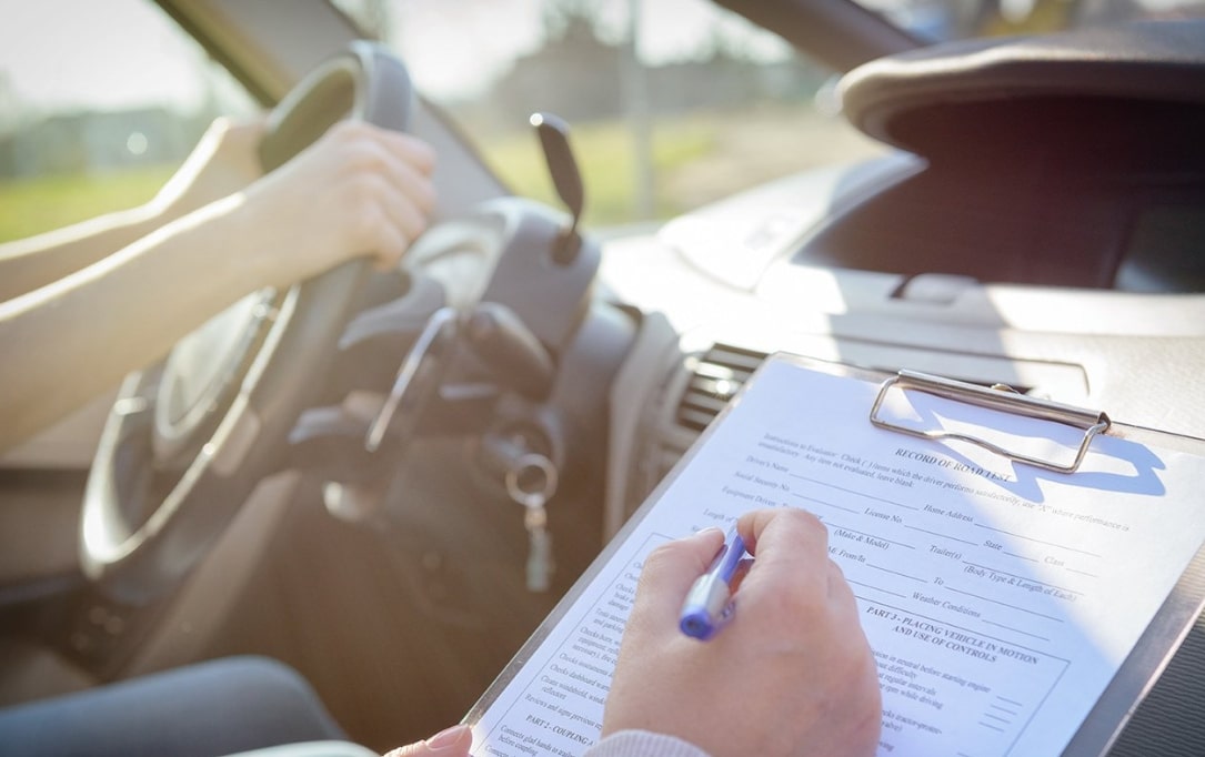 자동차 운전 점수를 체크하고 있는 모습
