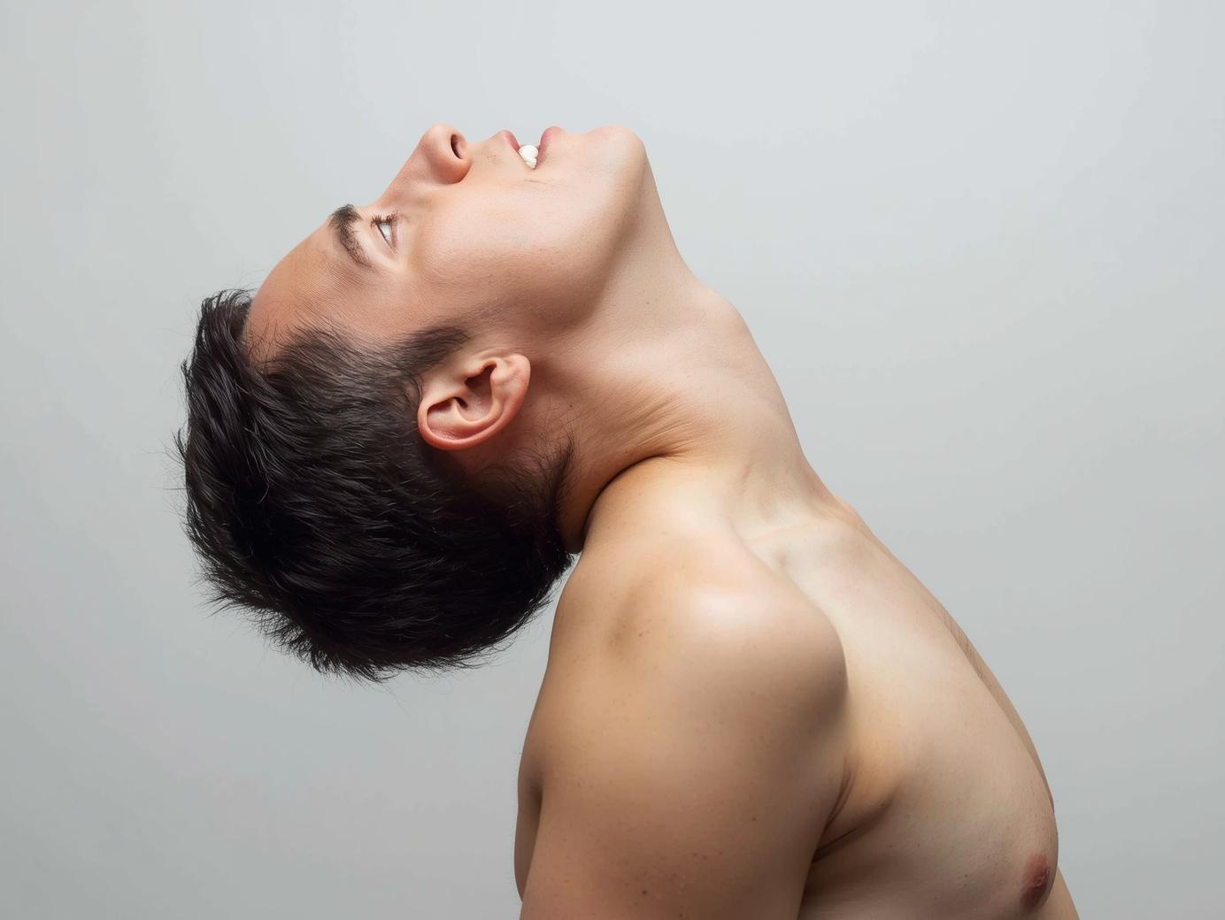 거북목 스트레칭 10분 루틴으로 자세교정을 위해 목을 뒤로 젖히는 모습