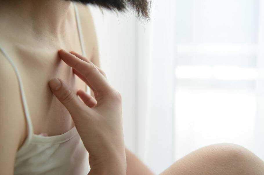 몸을 간질고 있는 여성