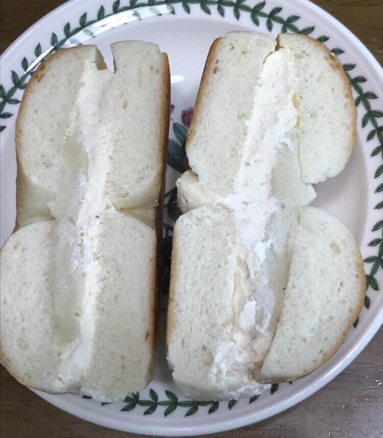 스타벅스 포테이토 어니언 크림치즈 베이글 단면