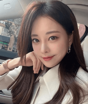 차 속에 앉아있는 아옳이