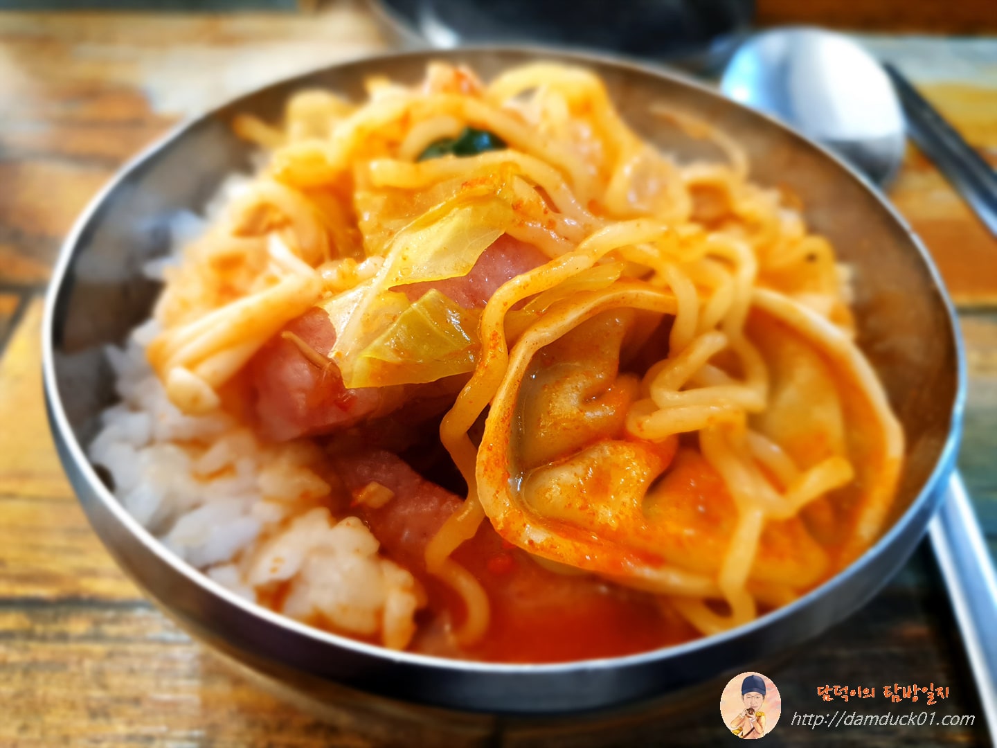 공깃밥 위에 부대탕 한 국자