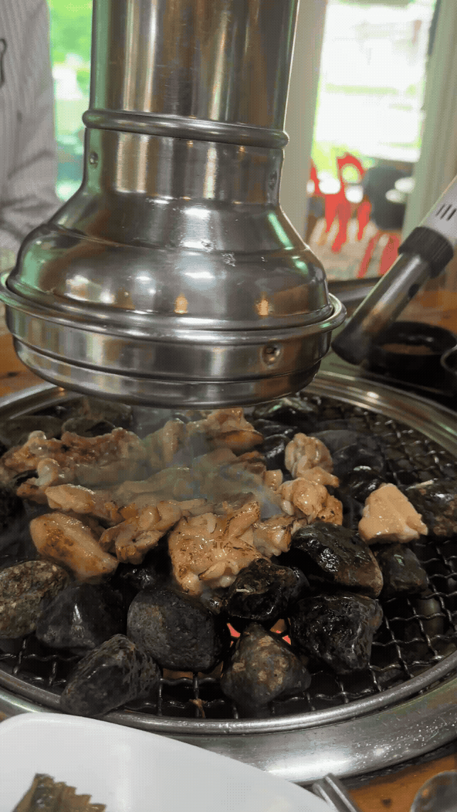 맥반석 위에서 노릇하게 익어가는 숯불 닭갈비