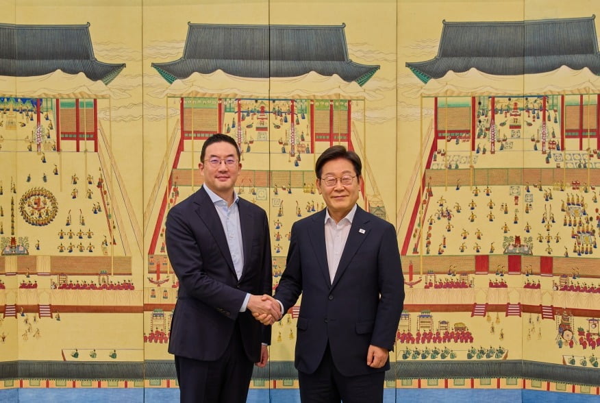 이재명 대통령이 7월 15일 서울 한남동 관저에서 구광모 LG그룹 회장과 만찬회동에서 기념촬영을 하고 있다.