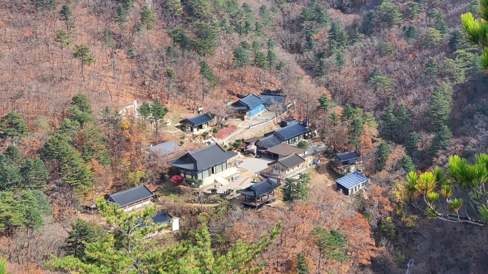 인제 오세암 : 아늑한 맛으로는 설악산 내 사찰들 중에서 제일 5살 된 아이가 폭설 속에서 부처의 도움으로 살아남았다는 전설