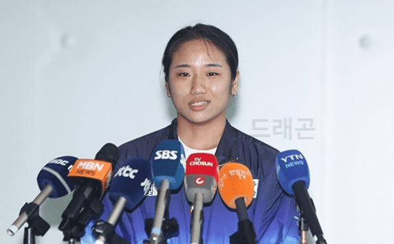 안세영 인터뷰를 진행하고 있는 모습