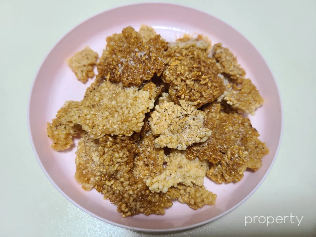 핑크색-동그란-접시에-담긴-누룽지튀김과자