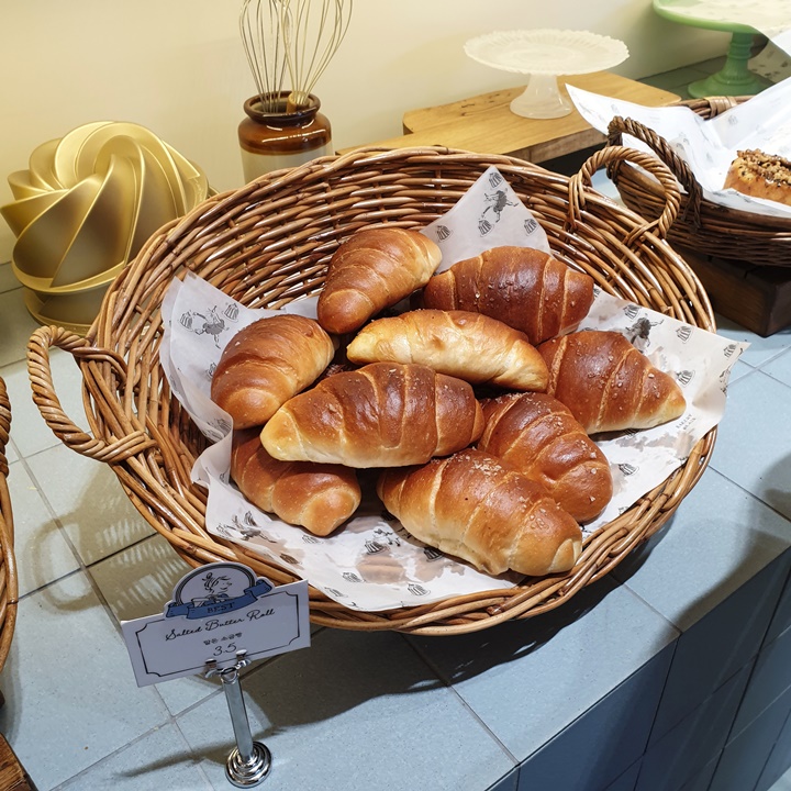 베이커리블레어의-소금빵이-노릇노릇-구워져있다