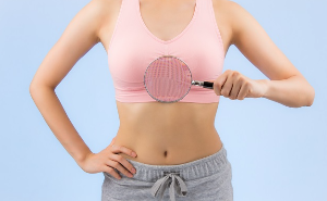 배에 혹이 없는지 체크하는 여성