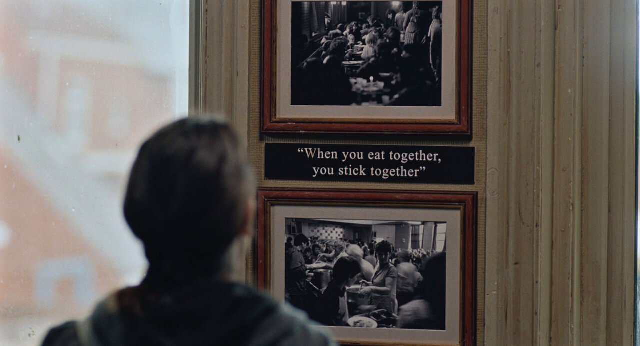 When you eat together, you stick together 벽에 걸린 메시지를 바라보는 야라