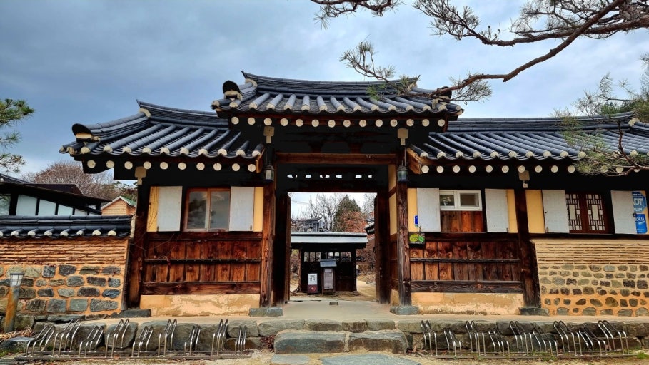 옛날건물 입구 이미지