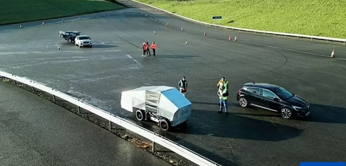 세계 최초의 포트홀 로봇 VIDEO: Futuristic robot hits the roads in Hertfordshire to fill pesky potholes