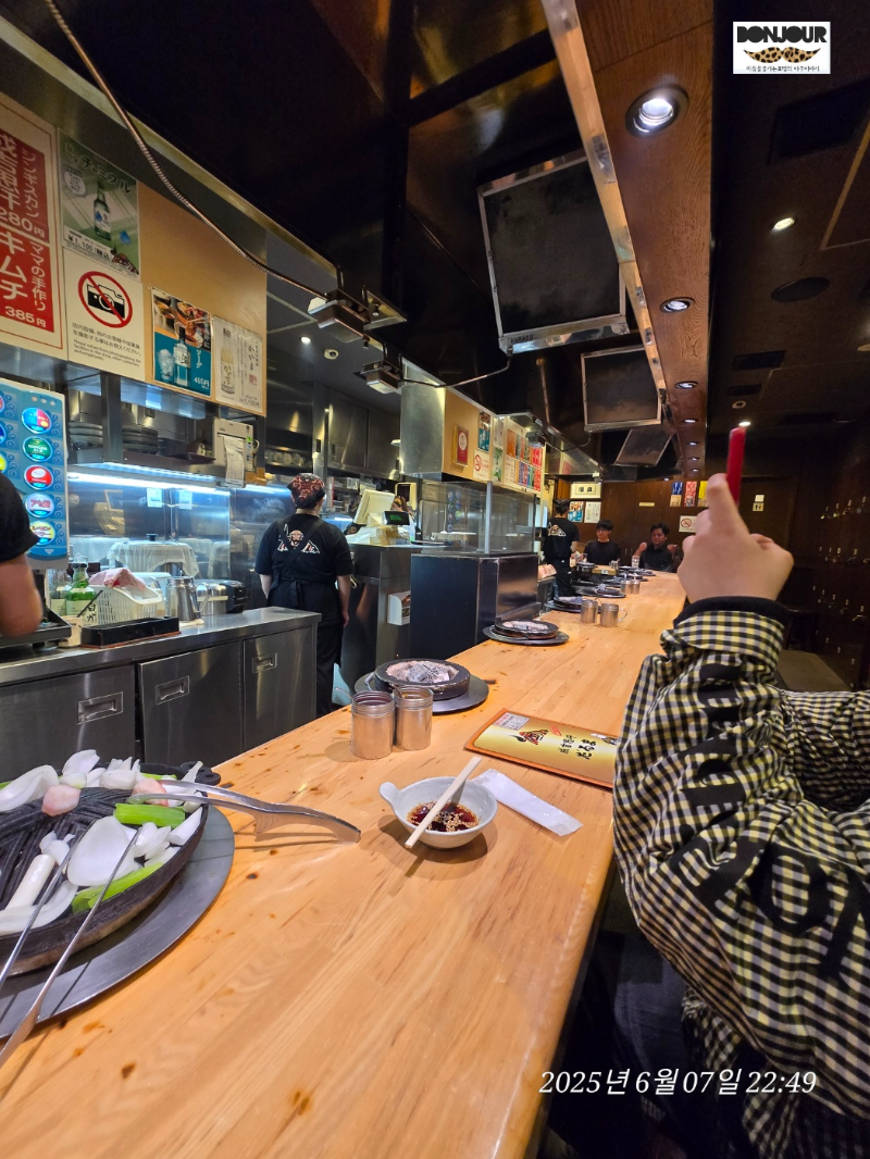 징기스칸 다루마 6.4점의 내부 분위기 다찌형태 테이블의 모습과 주방모습