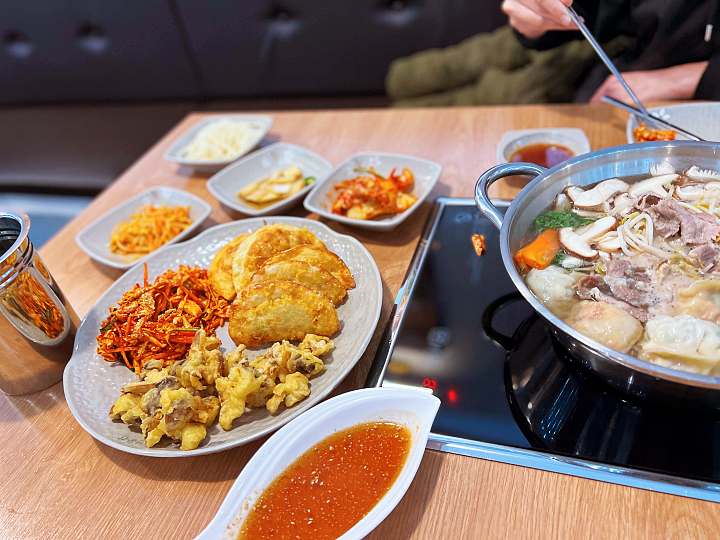 대전 둔산동 맛집 추천 생방송투데이 직접 농사짓는 100% 국산 송화고버섯 버섯 만두전골 샤부샤부 버섯비빔만두 오늘방송 자족식당