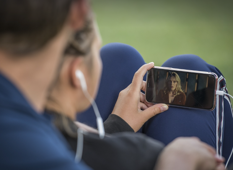 OTT 시청하는 모습