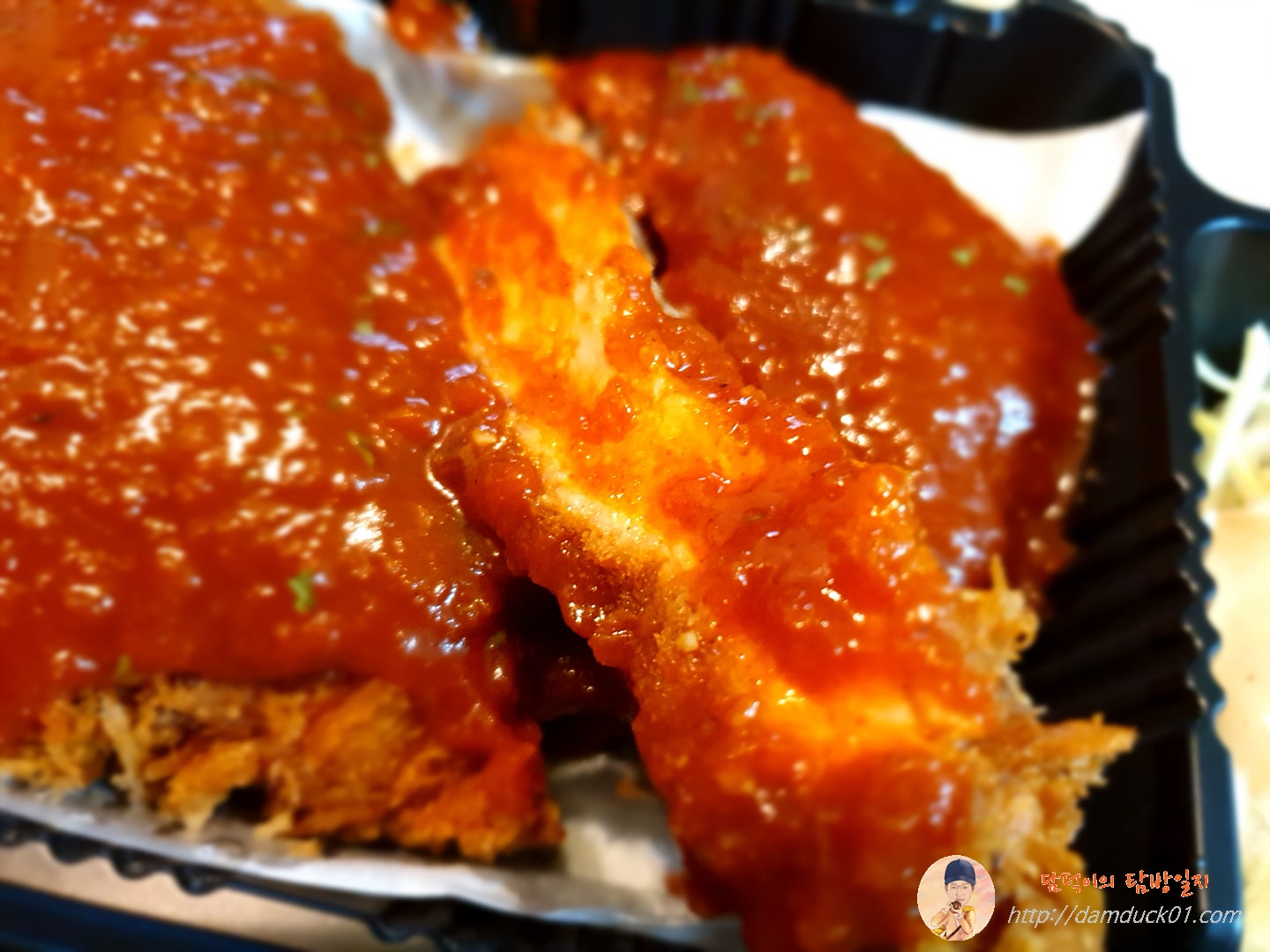 두툼한 매운 돈가스