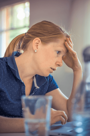 책상 의자에 앉아 고민하는 중년 여성