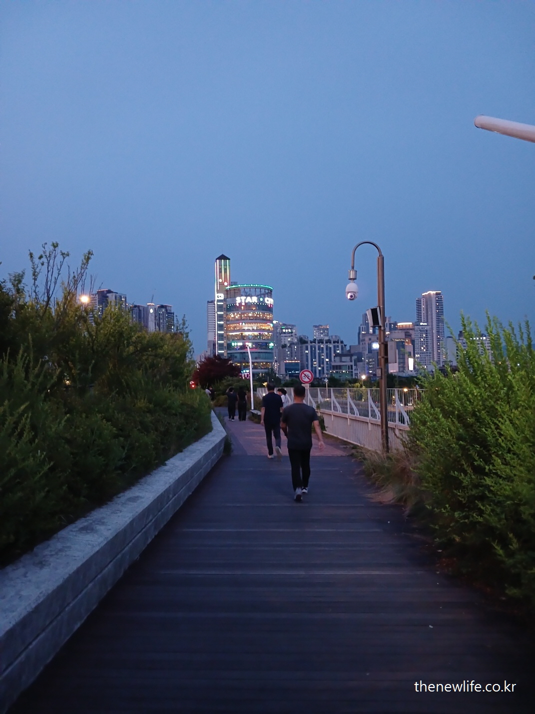 도심 야경 속에서 걷기 운동으로 뱃살 빼기를 실천하는 사람들